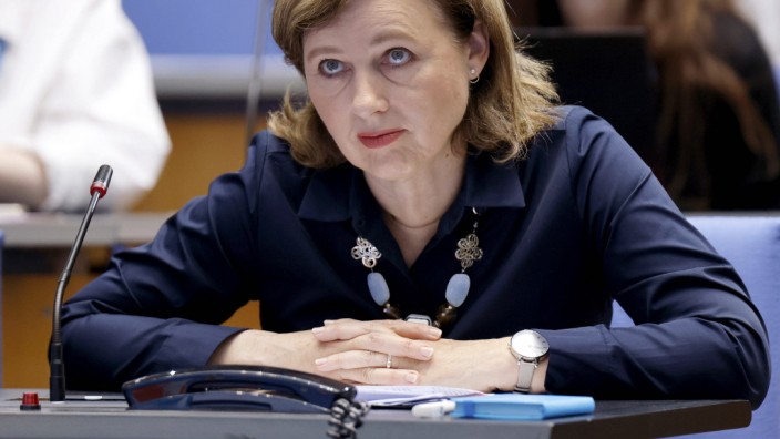 Europäische Union: Weniger mit der ARD befasst, denn mit Ungarn: Vera Jourova, Vizepräsidentin der EU-Kommission.