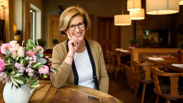 Oktoberfest 2022: Freut sich auf die Gäste: Petra Otto, die Geschäftsführerin des Hotels Bauer in Feldkirchen.