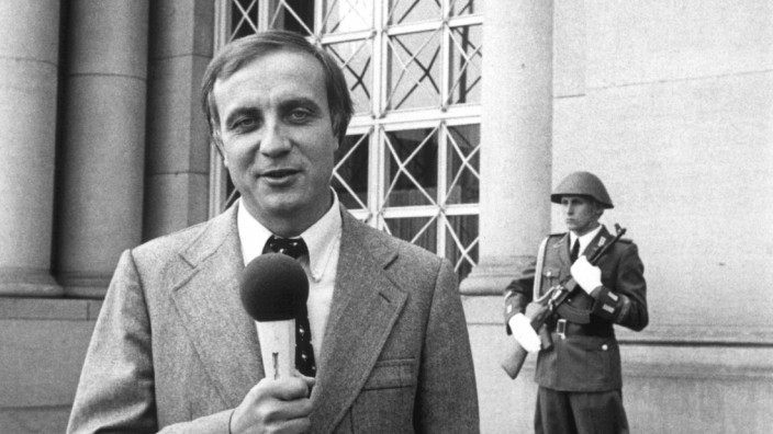 Zum Tode von Fritz Pleitgen: ARD-Korrespondent Fritz Pleitgen in Ost-Berlin, aufgenommen im Juli 1979 vor dem Staatsratsgebäude am Marx-Engels-Platz.