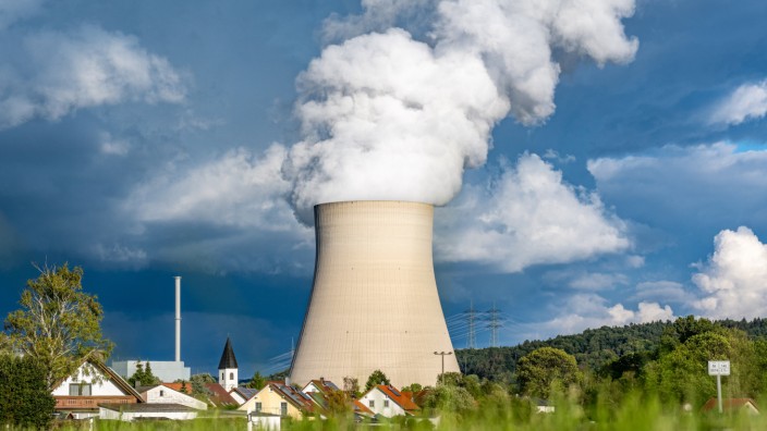 Atomkraftwerke im Stand-by-Betrieb: Wasserdampf steigt aus dem Kühlturm des Atomkraftwerks Isar 2 - wie lange noch, das ist immer noch nicht klar.
