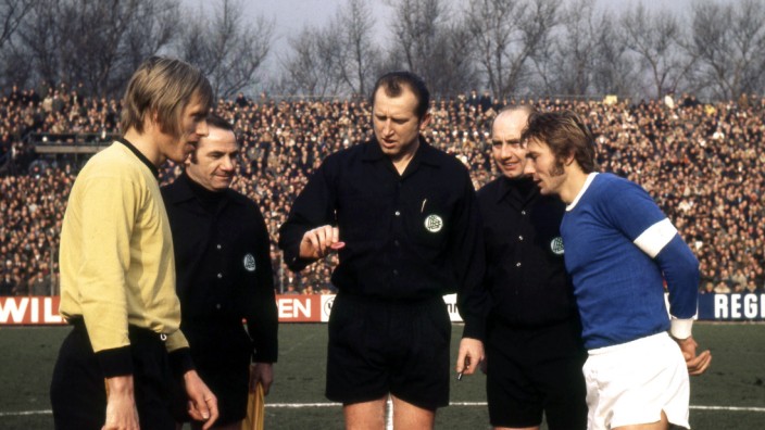 Videoschiedsrichter in der Kritik: Früher war nicht alles besser, aber manches übersichtlicher: Der Dortmunder Sigi Held (links) und der Schalker Stan Libuda bei der Seitenwahl mit Schiedsrichter Rudolf Frickel im Jahr 1971.