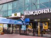 Russland, McDonalds Schriftzug an Filiale in Nowosibirsk wird demontiert NOVOSIBIRSK, RUSSIA - JUNE 9, 2022: An employee