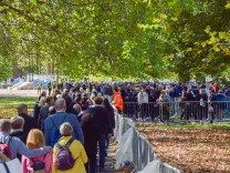 September 16, 2022, London, England, United Kingdom: Huge crowds pack Southwark Park, the back of the queue. The queue