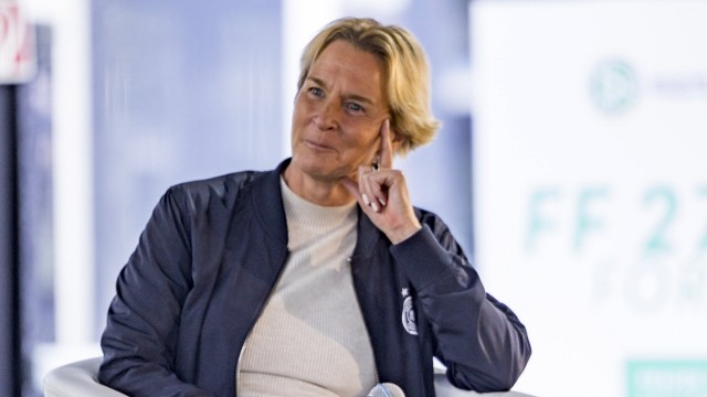 Frauen-Bundesliga: "Jetzt müssen wir hartnäckig bleiben": Bundestrainerin Martina Voss-Tecklenburg bei der Talkrunde zur Entwicklung des Frauenfußballs.