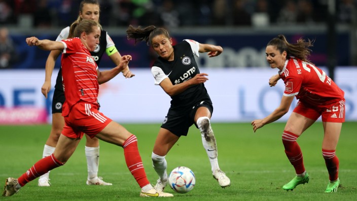 Bundesliga: Umkämpftes Spiel vor historischer Kulisse: Frankfurts Geraldine Reuteler (Mitte) im Duell gegen Sydney Lohmann (links) und Sarah Zadrazil vom FC Bayern München.