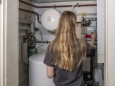 Gasheizung und Warmwasserspeicher, Heizungsraum in einer Privatwohnung, Thema steigende Gaspreise, München, 8. März 2022