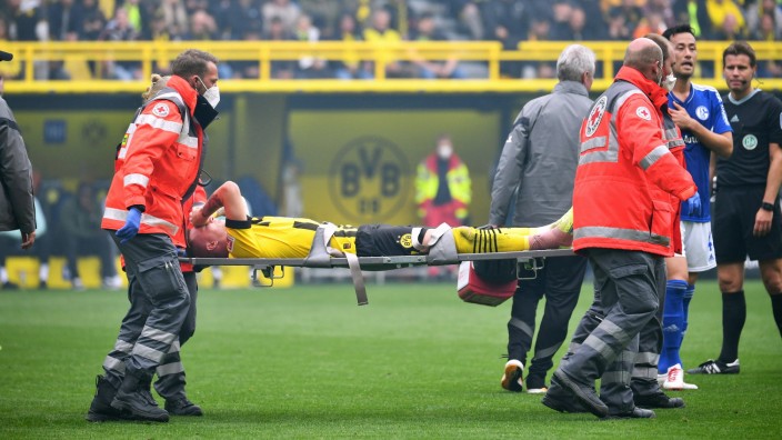 Verletzung von Marco Reus: BVB-Kapitän Marco Reus konnte das Spielfeld im Dortmunder Stadion nur auf einer Trage verlassen.