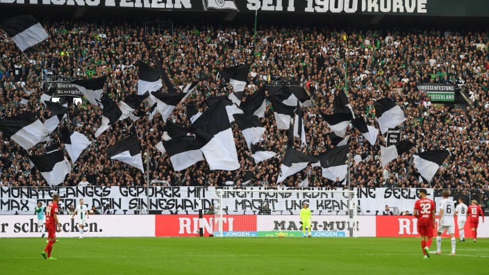 Borussia Mönchengladbach: Die Gladbacher Fans feuern nicht nur ihre Mannschaft an - sie attackieren auch ihren ehemaligen Sportchef Max Eberl.