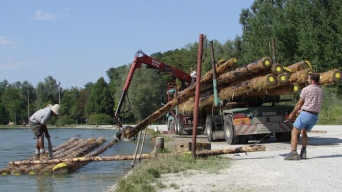 Nach Corona: Die Flößer in Wolfratshausen bauen nach der Saison ihre Floße ab.