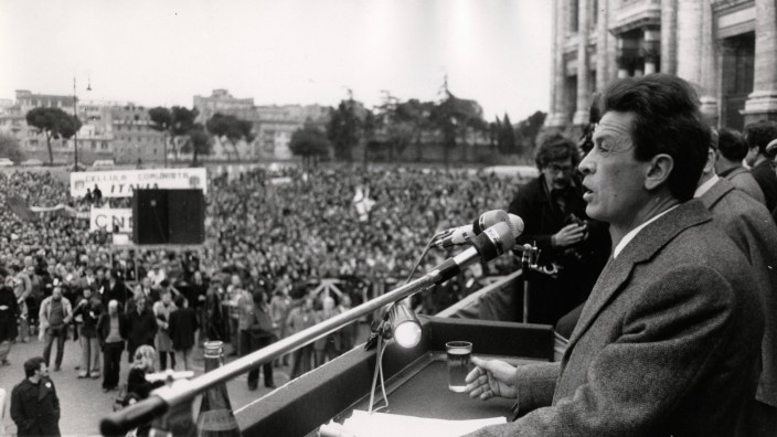 Anführer der Massen: Enrico Berlinguer auf einer Versammlung mit 30 000 Menschen in Mailand im Jahr 1976.