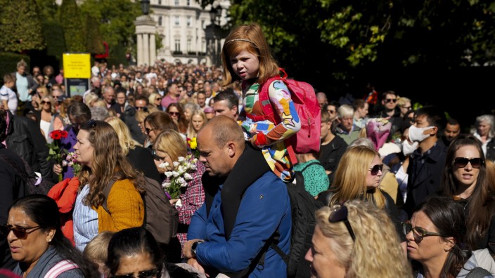 After the death of Queen Elizabeth II: too many mourners: crowd near Buckingham Palace