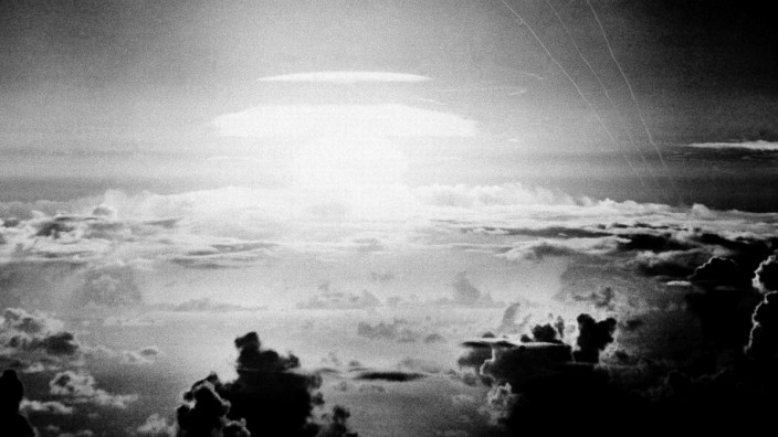 Krieg in der Ukraine: Ein Bild, das der Kreml gerne beschwört: Das apokalyptische Szenario eines Atombombeneinsatzes. Hier ein Test im Pazifik 1956.