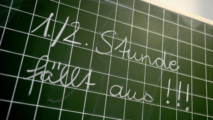 Deutsches Schulbarometer: Zwei Drittel der befragten Schulleiter nennen den Mangel an pädagogischem Fachpersonal als die größte Herausforderung an ihren Schulen.