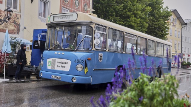 Gastronomie und Musik: Oldtimer als Shuttle-Bus: Im Halbe-Stunden-Takt kutschieren Fahrzeuge des Omnibus-Clubs die Gäste von Kneipe zu Kneipe.