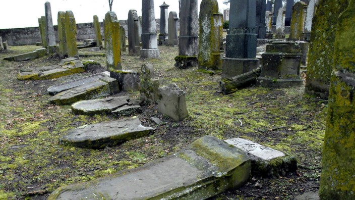 Antisemitismus: Mehr als 60 zum Teil Jahrhunderte alte Grabsteine des jüdischen Friedhofs im mittelfränkischen Diespeck wurden 2007 demoliert. Die Ermittler zogen anfangs puren "Vandalismus" in Betracht. Der Grund aber war ein anderer.