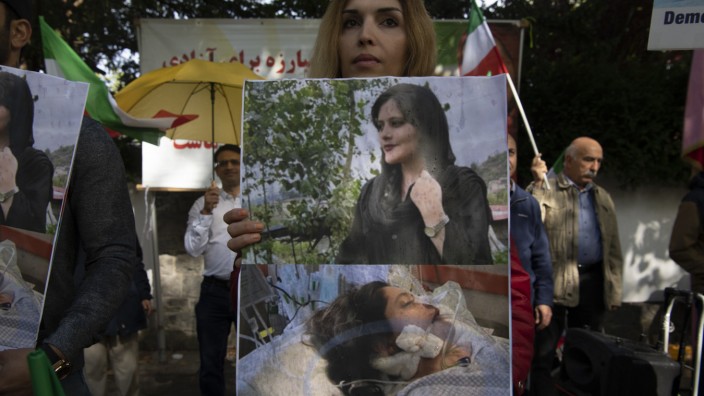 Iran: Nach dem Tod von Mahsa Amini demonstrieren Mitglieder des Nationalen Widerstandsrates Iran (NWRI) vor der iranischen Botschaft in Berlin.
