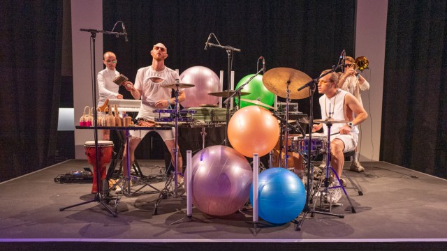 20 Jahre Pinakothek der Moderne: Techno-Performance mit immer neuen Improvisationen und vibrierendem Sound - die Münchner Band Slatec.