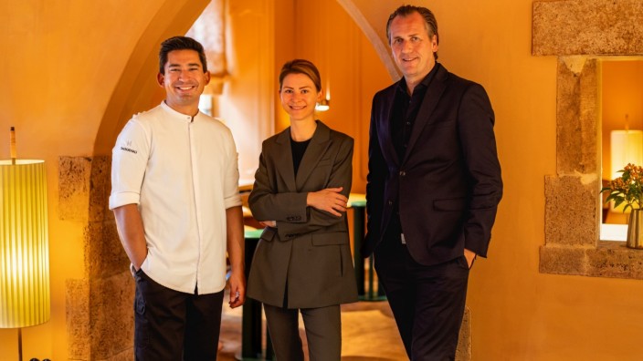 Spitzengastronomie: Tohru Nakamura, Restaurantleiterin Julia Kolbeck und Marc Uebelherr (rechts).