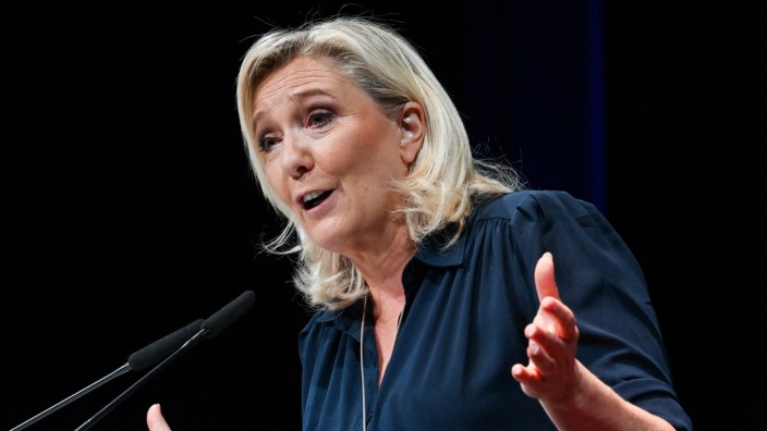 Frankreich: "Wenn Emmanuel Macron nicht mehr dran ist, sind wir dran": Marine Le Pen bei ihrer Rede am Sonntag in Agde.