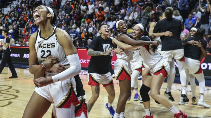 Meisterschaft in der WNBA: Emotionale Entladung: Spielerinnen und Stab der Las Vegas Aces feiern den entscheidenden Sieg in der Finalserie gegen die Connecticut Suns.