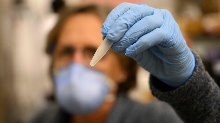 Epidemiologie: Eine Wissenschaftlerin zeigt eine Abwasserprobe in einem Labor in New York.