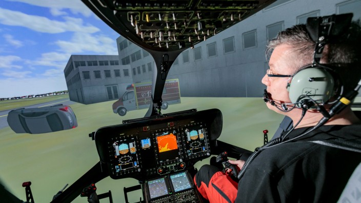 Simulatorschulung für Hubschrauberpiloten: Im Simulator können Piloten ihr Verhalten in brenzligen Situationen üben, das Cockpit ist eine exakte Nachbildung. Ein neues Trainingszentrum des ADAC entsteht gerade in Oberpfaffenhofen.