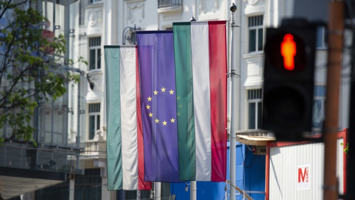 Ungarn: Fassade in Budapest: Wegen Korruption und anderer Verstöße gegen den Rechtsstaat in Ungarn hat die Europäische Kommission vorgeschlagen, dem Land Zahlungen in Höhe von rund 7,5 Milliarden Euro aus dem EU-Haushalt zu kürzen.