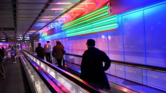 Flughafen München: Der "Lightway" von Keith Sonnier leitete die Passagiere im Flughafen München seit 1992 durchs Terminal 1. Im Corona-Lockdown 2020 wurde auch die Neoninstallation des berühmten amerikanischen Lichtkünstlers abgeschaltet.