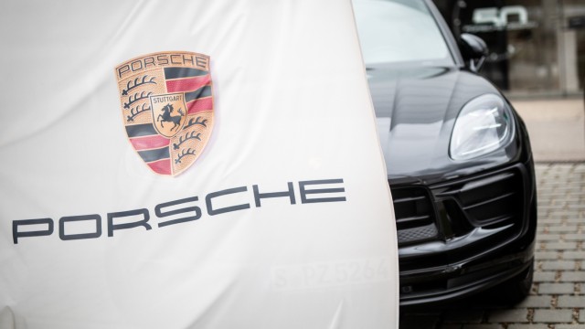 Autoindustrie: Eine Porsche-Flagge am Firmensitz in Stuttgart-Zuffenhausen: Durch den Börsengang fließt VW viel Geld zu.
