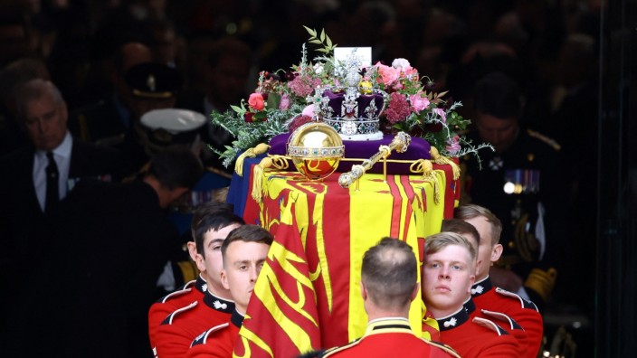 Großbritannien: Soldaten tragen den Sarg aus der Westminster Abbey.
