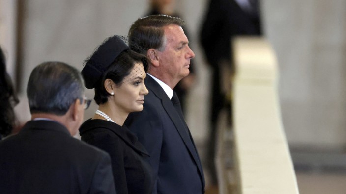 Wahlen in Brasilien: Brasiliens Staatschef Jair Bolsonaro und seine Frau Michelle bei den Trauerfeierlichkeiten für die verstorbene Queen Elizabeth in London.