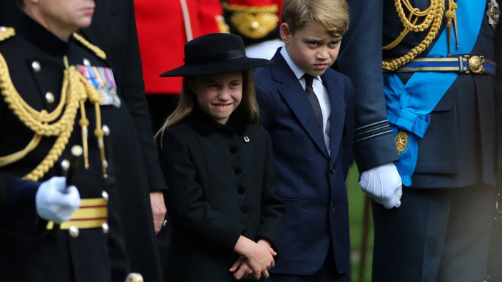 Abschied von Elizabeth II.: Prinzessin Charlotte und Prinz George, voraussichtlich der übernächste König, nehmen Abschied von ihrer Urgroßmutter.