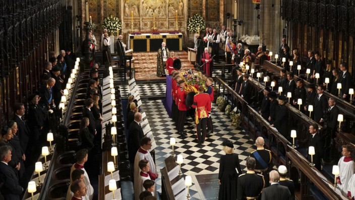 Der Liveblog zum Nachlesen: Ankunft des Sargs der britischen Königin Elizabeth II. in der St.-Georges-Kapelle.