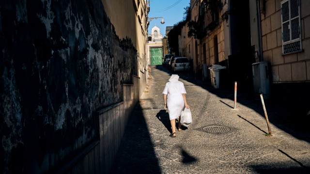 Italien-Bildband: Eine Nonne in der Nähe des Klosters der Suore Figlie della Carità im Viertel Chiaia.