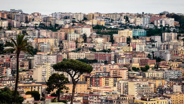 Italien-Bildband: Vom Meer aus gesehen ist Neapel am schönsten, schreibt Zora del Buono zu Recht. Hier ein Blick auf den Stadtteil Vomero.