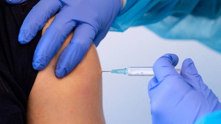 Corona-Pandemie: Drei Impfstoffe sind in Deutschland verfügbar, die an neuere Corona-Varianten angepasst wurden.