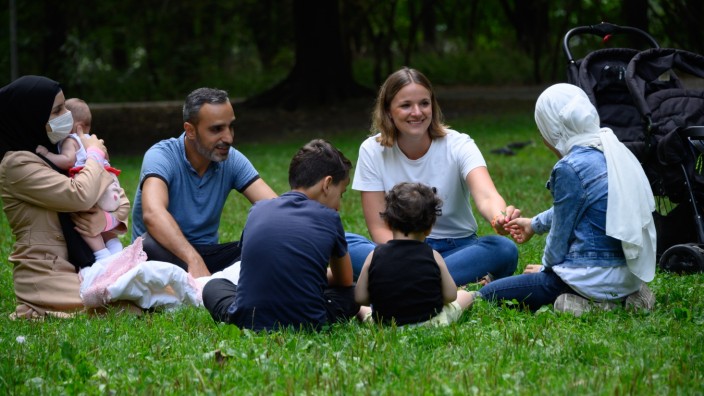 Paten-Projekt für Geflüchtete: Marla Lüers (weißes T-Shirt) hat im April 2022 eine Patenschaft für eine syrische Familie übernommen.