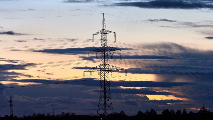 Energiekrise: Noch fließt ausreichend Strom durch die Leitungen, hier ein Strommast bei Poing. Doch die Kommunen bereiten sich bereits darauf vor, falls das mal nicht mehr der Fall sein sollte.