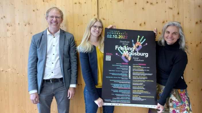 Lange Nacht der Demokratie: Damian Knöpfle, Martha Suda (KJR Freising) und Nadine Sukniak (VHS Moosburg, v. l.) gestalten gemeinsam das Programm für die Lange Nacht der Demokratie am 2. Oktober 2022.