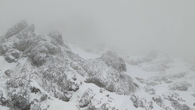 Bergdrama am Hochkalter: Die Schneehöhe in den Rinnen am Hochkalter schätzt ein erfahrener Ramsauer Bergführer vom Hubschrauber aus auf bis zu drei Meter.