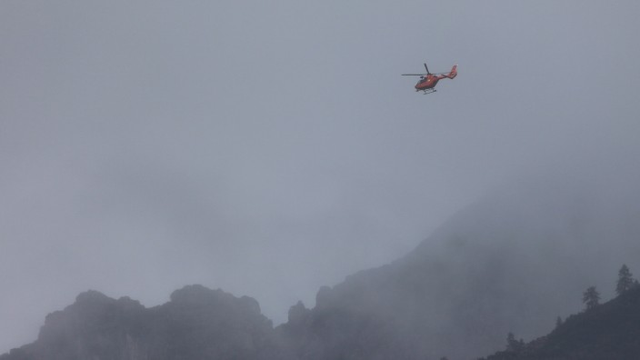 Bergdrama am Hochkalter: Am Montagabend konnte für kurze Zeit ein Hubschrauber zu einem Suchflug auf Sicht aufsteigen. Doch von dem Verunglückten fehlt jede Spur.