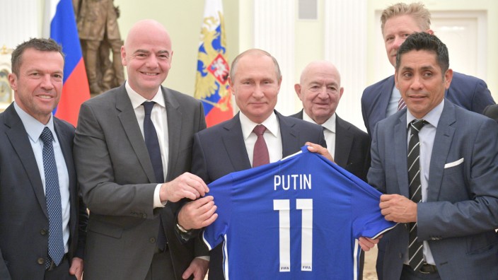 Fußball-WM in Katar: Für Lothar Matthäus ist die WM-Werbung eine gewohnte Übung: 2018 lächelte der Rekordnationalspieler mit Fifa-Boss Gianni Infantino und Kreml-Chef Wladimir Putin (v.l.) in Moskau für das Turnier in Russland.