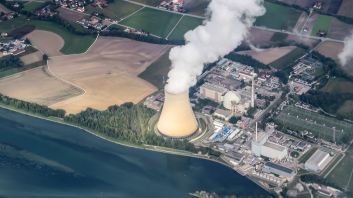 Atomdebatte: Wasserdampf steigt aus dem Kühlturm des Atomkraftwerks Isar 2.