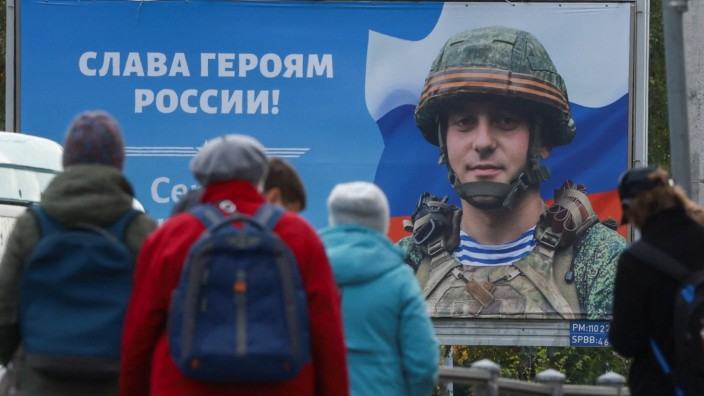 Russland: Ein Plakat in Sankt Petersburg feiert russische Soldaten als Helden.