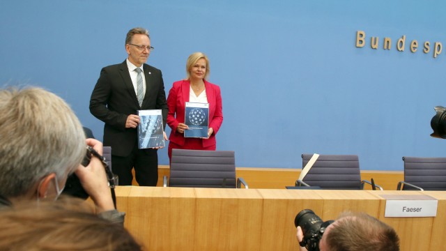 BKA President Holger Münch and Interior Minister Nancy Faeser (SPD) present the status report on organized crime.