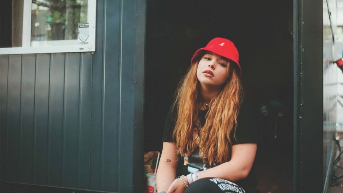 Reimraum: Die Rapperin Rote Mütze Raphi hat sich bei ihrem Künstlernamen von ihrem Accessoire inspirieren lassen.