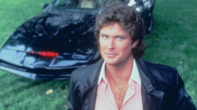 Leute: David Hasselhoff als Ermittler Michael Knight vor dem unzerstörbaren Wunderauto K.I.T.T. in "Knight Rider" aus den 80er-Jahren.