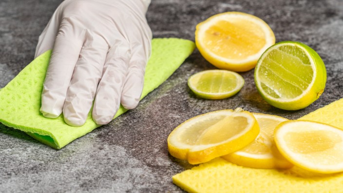 Nachhaltig putzen: Zitronen und Natron sind ein wirksames Duo beim Wohnungsputz. Auch hartnäckige Kalkränder an Waschbecken, Wasserhahn oder Toilette lassen sich damit einfach entfernen.