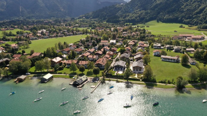 Russische Oligarchen: Bonanza am Lago di Bonzo: Drei Anwesen am Ufer des Tegernsee in Rottach-Egern werden dem Oligarchen Alischer Usmanow zugeschrieben.