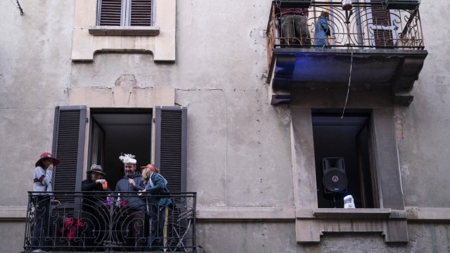 Italia: quando è entrato in blocco nel marzo 2020, si cantava molto e si batteva le mani sui balconi italiani.